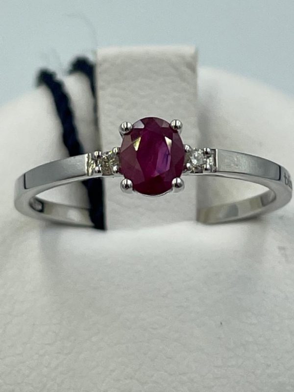 Anello in oro bianco 18 kt con rubino taglio ovale