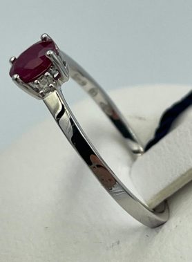Anello in oro bianco 18 kt con rubino taglio ovale